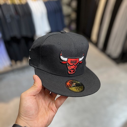کلاه کپ فیت بک نیو ارا (NEW ERA BULLS) مشکی قرمز سایز  (1/4)7 (57.7 CM)